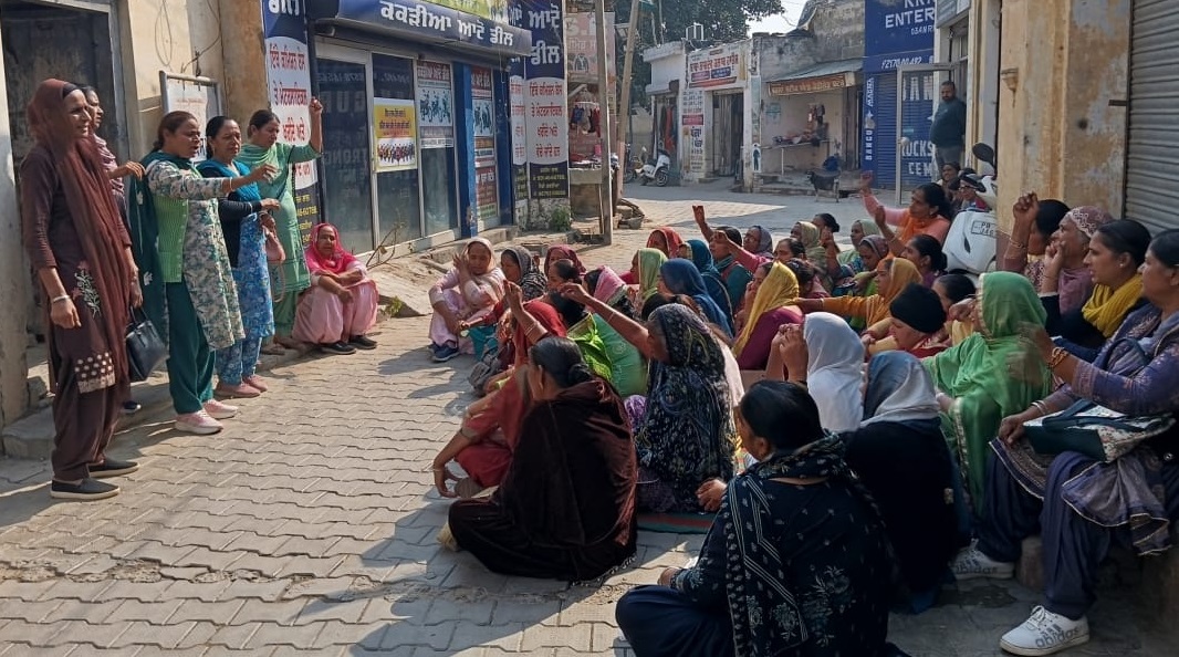 ICDS ਦੀ 50ਵੀਂ ਵਰ੍ਹੇਗੰਢ ’ਤੇ ਆਂਗਨਵਾੜੀ ਵਰਕਰਾਂ–ਹੈਲਪਰਾਂ ਦਾ ਰੋਸ; CDPO ਦਫ਼ਤਰ ਅੱਗੇ ਧਰਨਾ