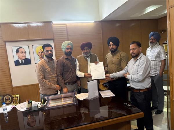 fard kendra computer operators association submits memorandum finance minister