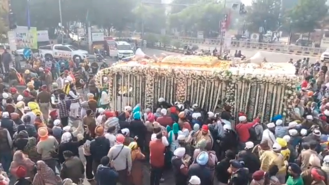 350ਵਾਂ ਸ਼ਹੀਦੀ ਦਿਹਾੜਾ: ਜੈਕਾਰਿਆਂ ''ਚ ਗੂੰਜ ''ਚ ਨਗਰ ਕੀਰਤਨ ਦਾ ਜਲੰਧਰ ਪਹੁੰਚਣ ''ਤੇ ਸਵਾਗਤ, ਦਿੱਤਾ ਗਿਆ ਗਾਰਡ ਆਫ਼ ਆਨਰ