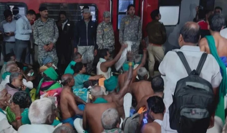 ਪ੍ਰਦਰਸ਼ਨ ਲਈ ਦਿੱਲੀ ਜਾ ਰਹੇ ਤਾਮਿਲਨਾਡੂ ਦੇ ਕਿਸਾਨਾਂ ਨੂੰ MP ਪੁਲਸ ਨੇ ਰੋਕਿਆ, ਛਾਉਣੀ ਬਣਿਆ ਸਟੇਸ਼ਨ