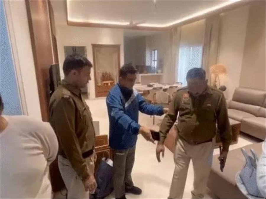 ਵਿਆਹ ਵਾਲੇ ਘਰ ''ਚ ਦਾਖਲ ਹੋਏ ਬਦਮਾਸ਼, ਲਾੜੇ ਨੂੰ ਮਾਰੀ ਗੋਲੀ, ਪਰਿਵਾਰ ਨੂੰ ਬੰਧਕ ਬਣਾ ਲੁੱਟੇ ਸੋਨੇ ਦੇ ਗਹਿਣੇ