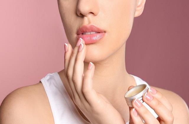 ਸਰਦੀਆਂ ''ਚ ਨਹੀਂ ਫਟਣਗੇ ਬੁੱਲ੍ਹ, ਸਿਰਫ਼ 2 ਚੀਜ਼ਾਂ ਨਾਲ ਘਰ ''ਚ ਬਣਾਓ ਇਹ ਨੈਚੁਰਲ Lip Balm