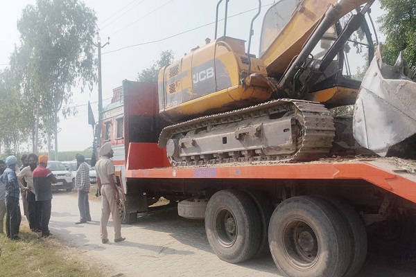 ਅੱਧੀ ਰਾਤੀਂ ਨਾਜਾਇਜ਼ ਮਾਈਨਿੰਗ ਕਰਨ ਵਾਲੇ ਪਿੰਡ ਵਾਲਿਆਂ ਨੇ ਘੇਰੇ, ਮੌਕੇ ''ਤੇ ਪੁੱਜੀ ਪੁਲਸ