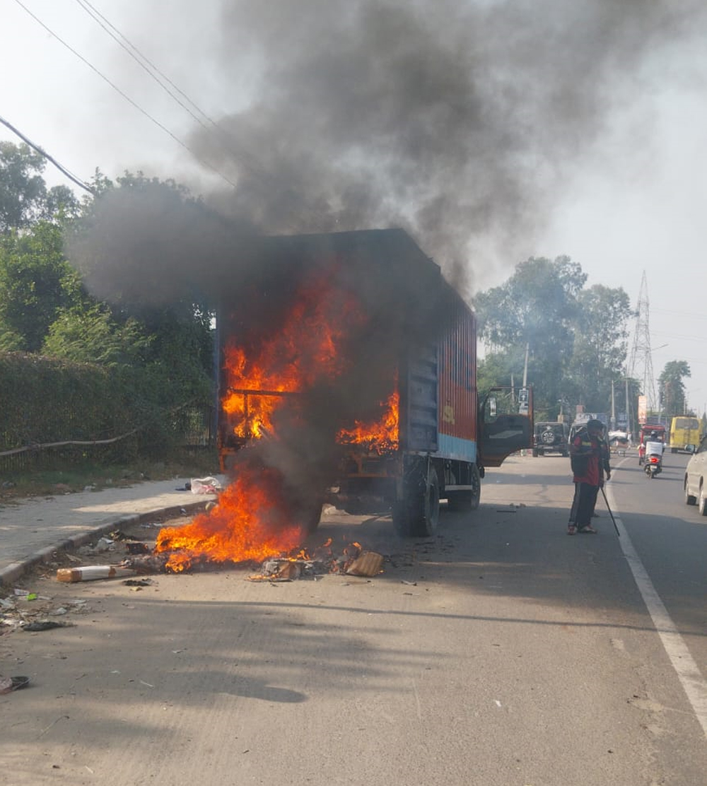 ਜਲੰਧਰ ਦੇ ਵੇਰਕਾ ਮਿਲਕ ਪਲਾਂਟ ਨੇੜੇ ਲੋਕਾਂ ''ਚ ਮਚੀ ਹਫ਼ੜਾ-ਦਫ਼ੜੀ, ਮੰਜ਼ਰ ਵੇਖ ਉੱਡੇ ਹੋਸ਼