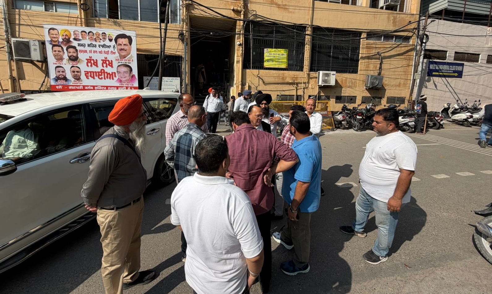 ਨਗਰ ਨਿਗਮ ਲੁਧਿਆਣਾ ''ਚ ਜ਼ਬਰਦਸਤ ਹੰਗਾਮਾ! ਕਾਂਗਰਸੀ ਕੌਂਸਲਰਾਂ ਨੇ ਘੇਰ ਲਈ ਅਫ਼ਸਰ ਦੀ ਗੱਡੀ