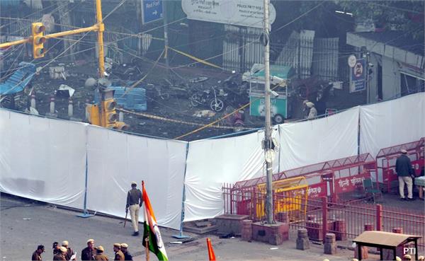 delhi blast one body found hanging from a tree red fort