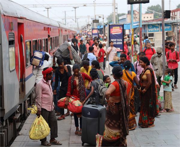 amrapali and amritsar express delayed by 3 hours each