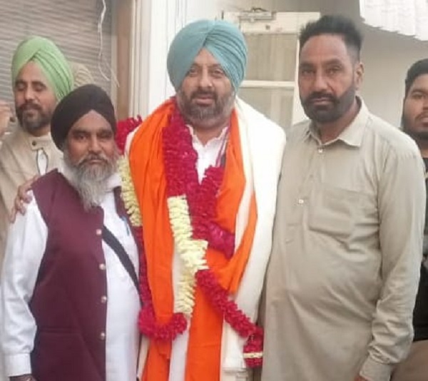 ਜ਼ਿਲ੍ਹਾ ਬਰਨਾਲਾ ਦੇ ਪ੍ਰਧਾਨ ਬਣਨ ’ਤੇ ਕਾਲਾ ਢਿੱਲੋਂ ਦਾ ਸਨਮਾਨ, ਪ੍ਰਕਾਸ਼ ਸਿੰਘ ਸਹਿਜੜਾ ਨੇ ਦਿੱਤੀਆਂ ਵਧਾਈਆਂ