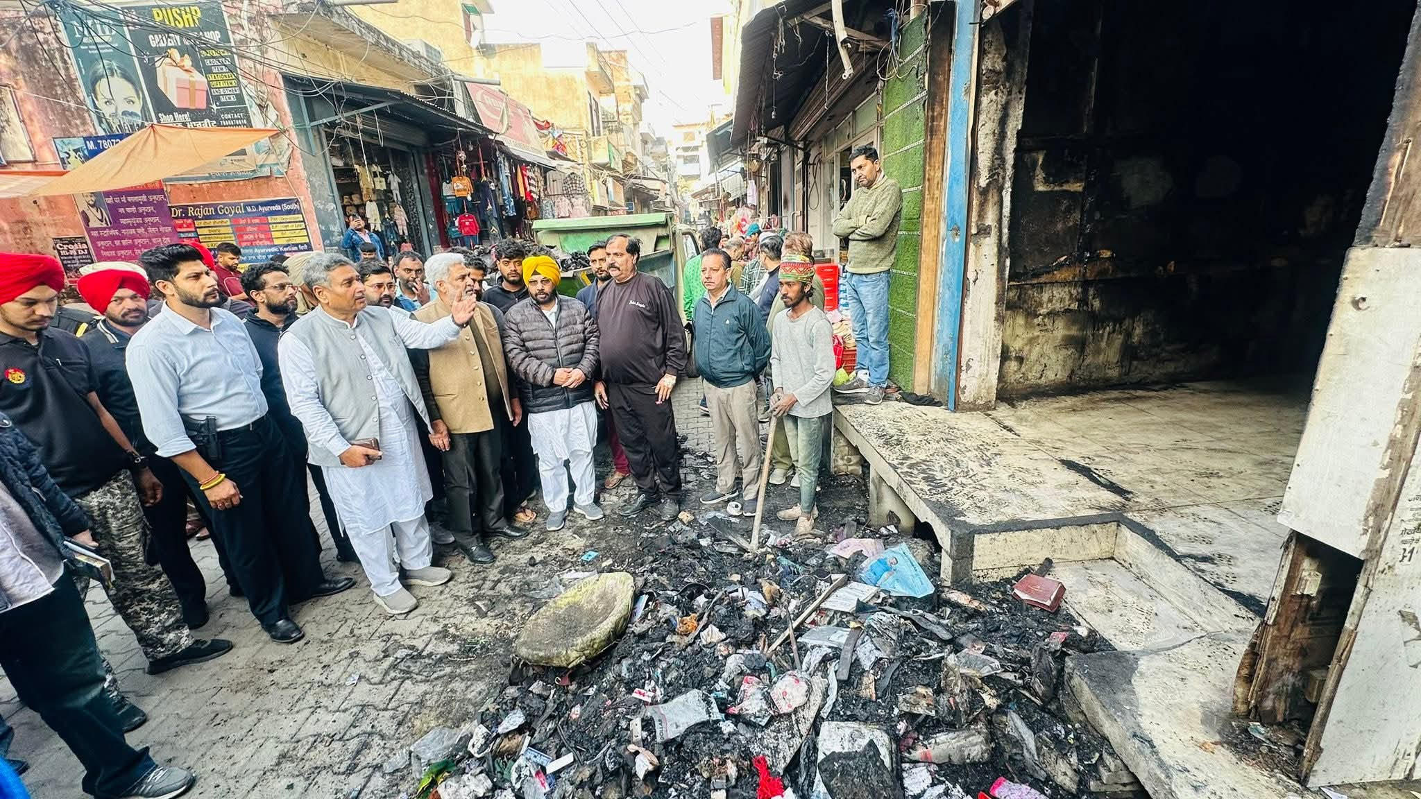 ਅੱਗ ਨਾਲ ਸੜੀ ਦੁਕਾਨ ਦੇ ਮਾਲਕ ਨੂੰ ਕੈਬਨਿਟ ਮੰਤਰੀ ਵੱਲੋਂ ਸਹਾਇਤਾ ਦਾ ਭਰੋਸਾ