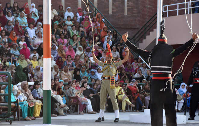 ਹੁਸੈਨੀਵਾਲਾ ਤੇ ਅਟਾਰੀ ਬਾਰਡਰ ''ਤੇ ਰੀਟਰੀਟ ਸੈਰੇਮਨੀ ਦਾ ਸਮਾਂ ਬਦਲਿਆ, ਜਾਣੋ ਕਿੰਨੇ ਵਜੇ ਹੋਵੇਗੀ