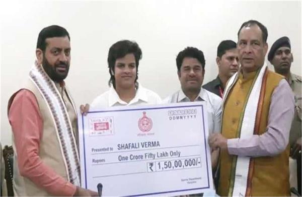 shefali verma honored with prize money by cm naib singh