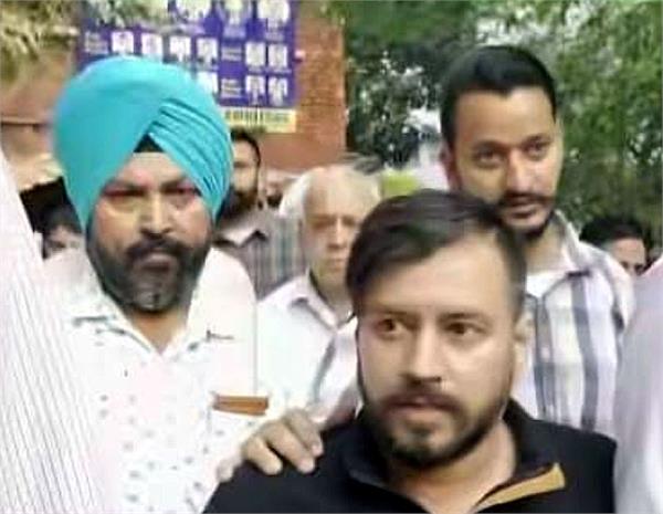 lalit arora  caught taking bribe of rs 5 lakh