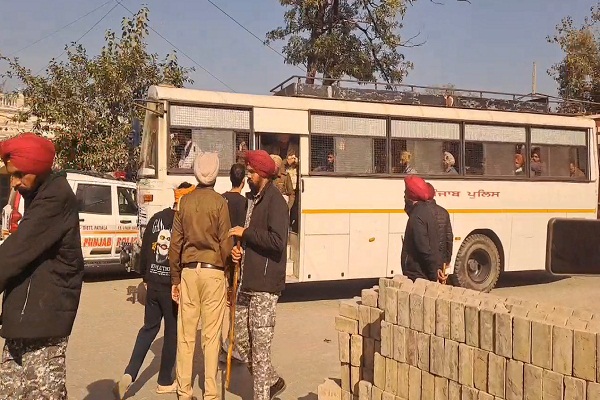 PRTC ਦੇ ਗ੍ਰਿਫ਼ਤਾਰ ਕੀਤੇ ਕੱਚੇ ਮੁਲਾਜ਼ਮਾਂ ਦਾ ਹੋਇਆ ਮੈਡੀਕਲ, ਗੱਡੀ ''ਚ ਲੈ ਕੇ ਪੁੱਜੀ ਪੁਲਸ