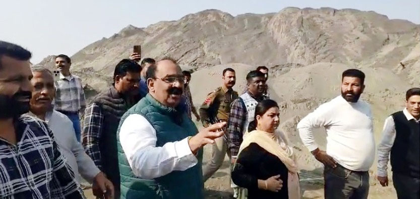 ਅਸ਼ਵਨੀ ਸ਼ਰਮਾ ਨੇ ਸਰਹੱਦੀ ਇਲਾਕਿਆਂ ’ਚ ਦਰਿਆਵਾਂ ਦਾ ਲਿਆ ਜਾਇਜ਼ਾ