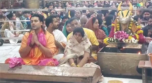 jubin nautiyal offers prayers at ujjain  s mahakaleshwar temple