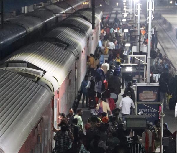 passengers distressed at cantt and city stations due to delay in trains