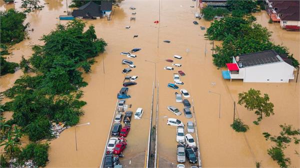 death toll in thailand floods reaches 145