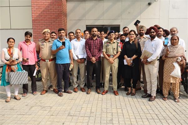 jalandhar police handed over 50 lost mobile phones to their owners