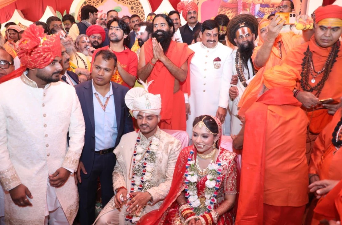 CM ਮੋਹਨ ਯਾਦਵ ਨੇ ਕਾਇਮ ਕੀਤੀ ਮਿਸਾਲ ! ਸਮੂਹਿਕ ਵਿਆਹ ਸੰਮੇਲਨ ''ਚ ਕੀਤਾ ਪੁੱਤਰ ਦਾ ਵਿਆਹ
