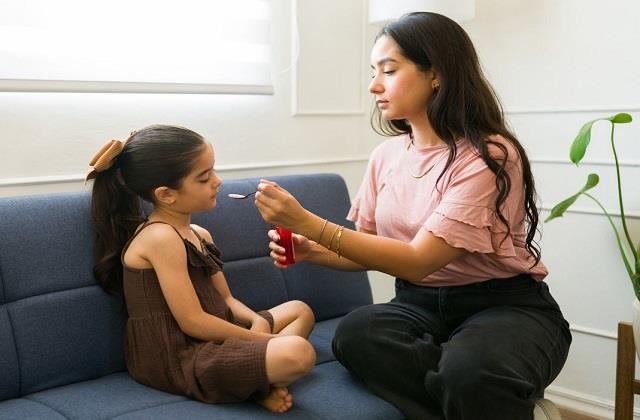 ਬੱਚਿਆਂ ਨੂੰ ਖੰਘ ਹੋਣ ''ਤੇ ਹਮੇਸ਼ਾ ਕਫ਼ ਸਿਰਪ ਦੇਣਾ ਠੀਕ ਨਹੀਂ, ਜਾਣ ਲਵੋ ਹਰ ਜ਼ਰੂਰੀ ਗੱਲ