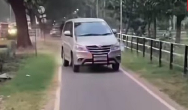 ਲਾਲ ਬੱਤੀ ਤੋਂ ਬਚਣ ਲਈ ਸ਼ਾਰਟਕੱਟ ! ਸਾਈਕਲ ਟਰੈਕ ਤੋਂ ਲੰਘਣ ਲੱਗੀਆਂ ਸਰਕਾਰੀ ਗੱਡੀਆਂ