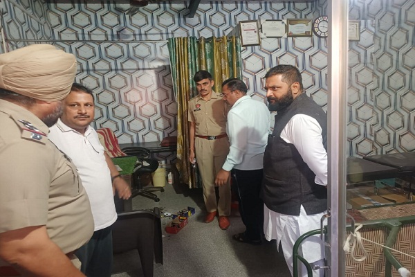 ਅਣਪਛਾਤੇ ਵਿਅਕਤੀਆਂ ਨੇ ਇੱਕ ਦਰਜਨ ਤੋਂ ਵੱਧ ਦੁਕਾਨਾਂ ''ਤੇ ਕੀਤੀ ਚੋਰੀ