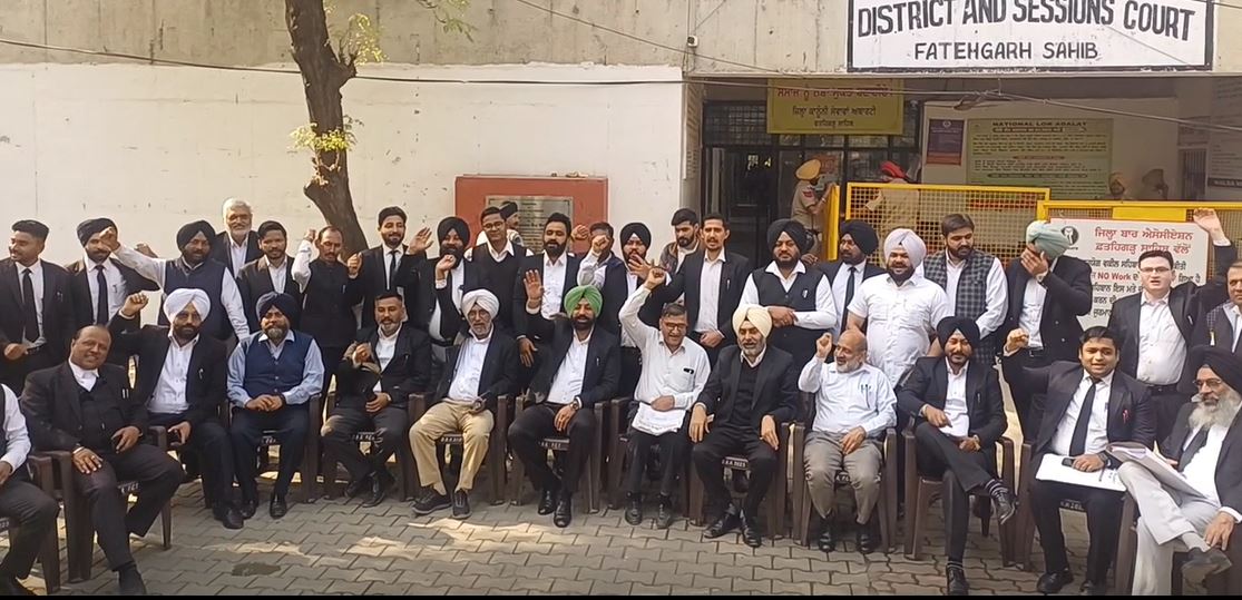 ਬਾਰ ਐਸੋਸੀਏਸ਼ਨ ਫ਼ਤਿਹਗੜ੍ਹ ਸਾਹਿਬ ਵੱਲੋਂ ਕੀਤੀ ਗਈ ਹੜਤਾਲ
