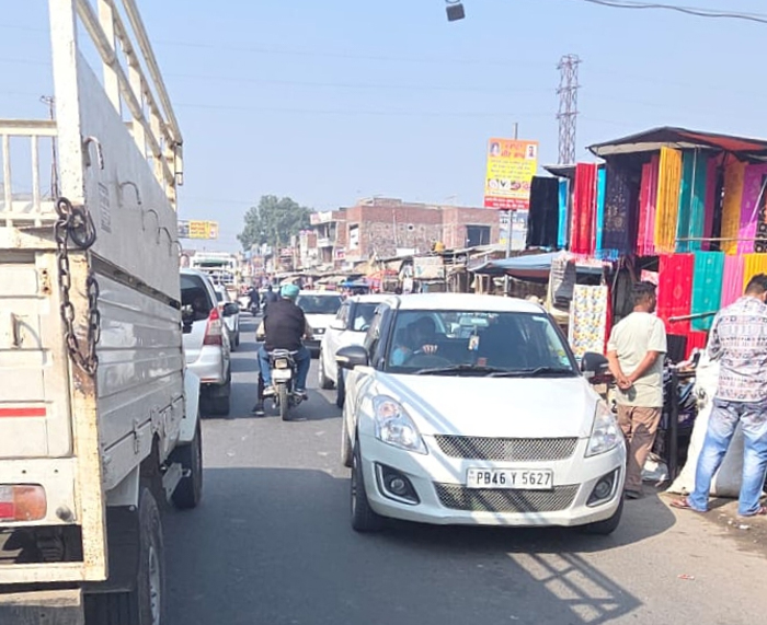 ਅੱਡਾ ਝਬਾਲ ਵਿਖੇ ਟ੍ਰੈਫਿਕ ਸਮੱਸਿਆ ਨੇ ਧਾਰਿਆ ਗੰਭੀਰ ਰੂਪ, ਸਾਰਾ ਦਿਨ ਲੱਗਾ ਰਹਿੰਦਾ ਜਾਮ