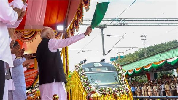 women of varanasi thank pm modi for gifting them   vande bharat   train