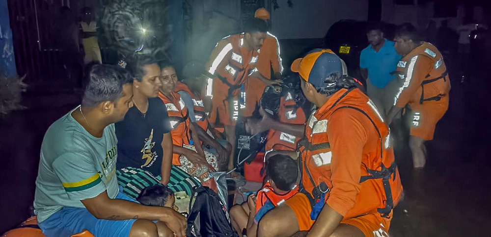 ਸ਼੍ਰੀਲੰਕਾ ''ਚ ਦਿਤਵਾ ਚੱਕਰਵਾਤ ਕਾਰਨ 190 ਲੋਕਾਂ ਦੀ ਮੌਤ, ਭਾਰਤ ਦੀ ਮਦਦ ਨਾਲ ਬਚਾਅ ਮੁਹਿੰਮ ਜਾਰੀ