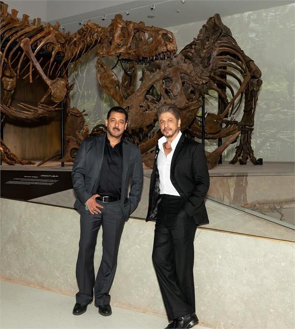 salman and shah rukh khan spotted together at a museum in abu dhabi