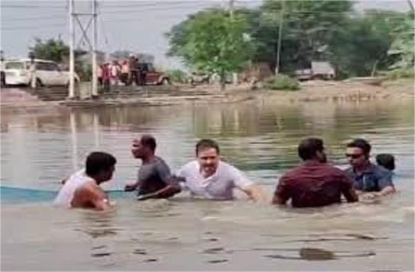 rahul gandhi jumped into a pond in begusarai and joined fishermen