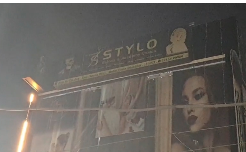 ਜਲੰਧਰ ''ਚ ਸੈਲੂਨ ''ਤੇ ਪੁੱਜੀ ਪਤਨੀ ਨੂੰ ਵੇਖ ਪਤੀ ਦੇ ਉੱਡੇ ਹੋਸ਼, ਅੰਦਰੋਂ ਸੈਲੂਨ ਮਾਲਕਣ ਨਾਲ ਰੰਗੇ ਹੱਥੀਂ...