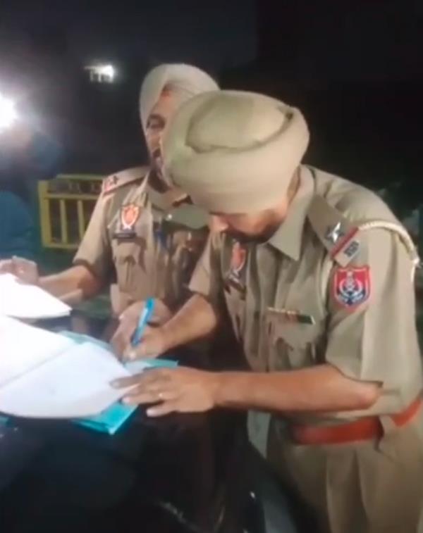 3 accused arrested with desi knives and live cartridges