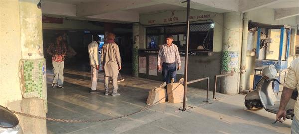 matel detector bus stand