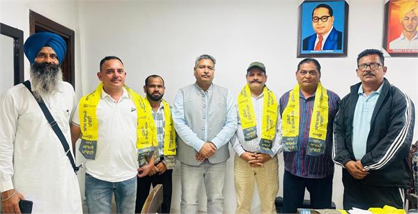 sarpanch of chauta joins aam aadmi party