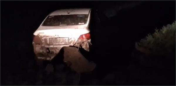 car driver broke the roadblock in a movie style while watching the police