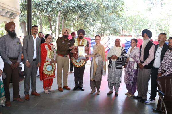 8 police personnel retired