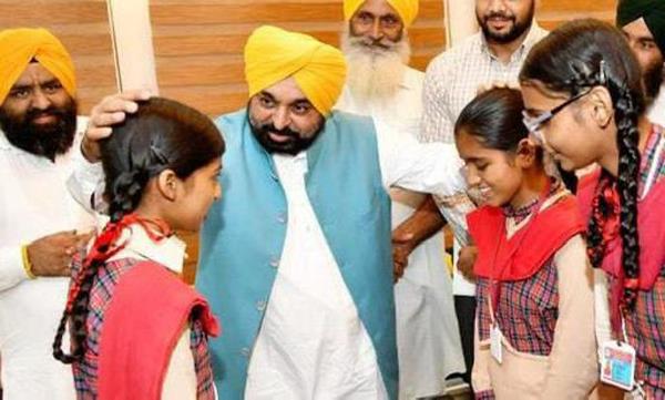 women in punjab are receiving free sanitary pads through   navi disha  