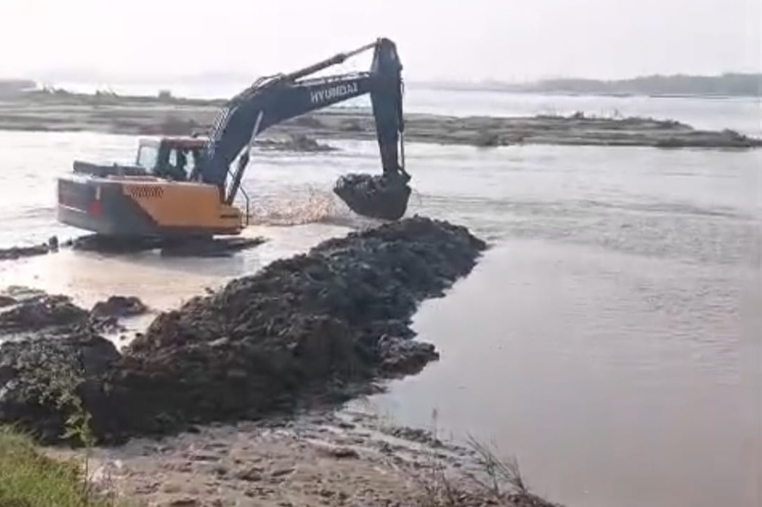 ਸਤਲੁਜ ਦਰਿਆ ''ਚ ਦਿਨ-ਦਿਹਾੜੇ ਪੌਕਲੇਨ ਮਸ਼ੀਨ ਨਾਲ ਬੰਨ੍ਹ ਮਾਰਨ ਵਾਲੇ ਰੇਤ ਮਾਫੀਆ ਖ਼ਿਲਾਫ਼ ਕਾਰਵਾਈ