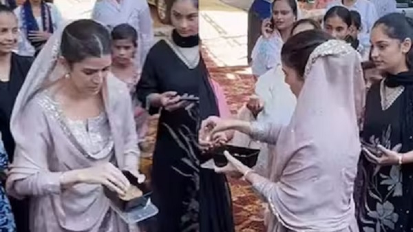 ਗੁਰੂ ਨਾਨਕ ਜਯੰਤੀ ''ਤੇ ਗੁਰਦੁਆਰੇ ਪਹੁੰਚੀ ਅਦਾਕਾਰਾ ਨਿਮਰਤ ਕੌਰ