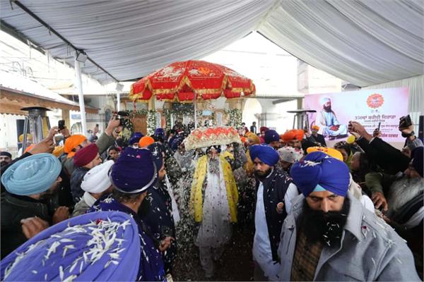nagar kirtan departs from srinagar
