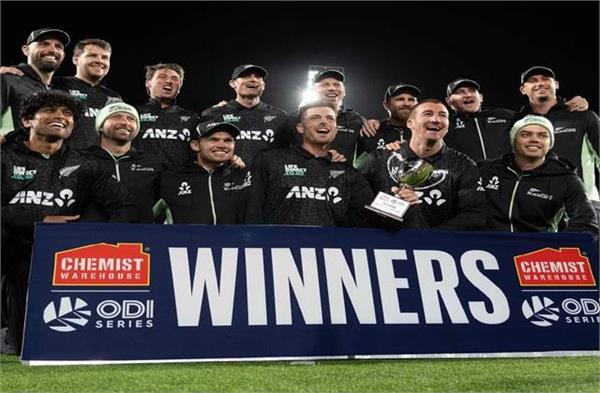 new zealand clean sweeps england  wins third odi by 2 wickets