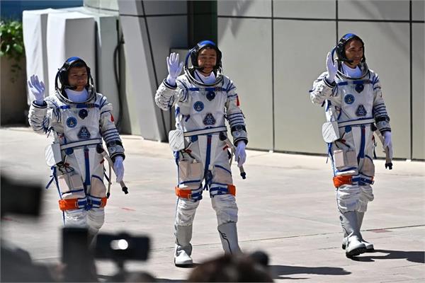 china  three astronauts stranded in space return safely to earth