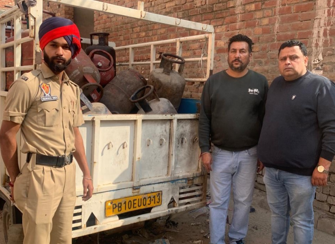ਗੈਸ ਮਾਫੀਆ ''ਤੇ ਐਕਸ਼ਨ! ਕਈ ਟਿਕਾਣਿਆਂ ''ਤੇ Raid, 31 LPG ਸਿਲੰਡਰ ਜ਼ਬਤ