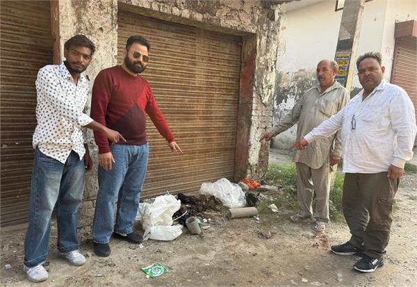 piles of garbage piled up at various places in halka sham chaurasi