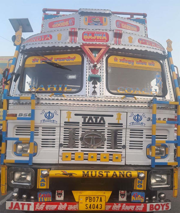 ਸੜਕ ਪਾਰ ਕਰਦੇ ਸਮੇਂ ਟਰੱਕ ਦੀ ਚਪੇਟ ''ਚ ਆਏ ਮਾਂ-ਪੁੱਤ, ਮਾਂ ਦੀ ਦਰਦਨਾਕ ਮੌਤ