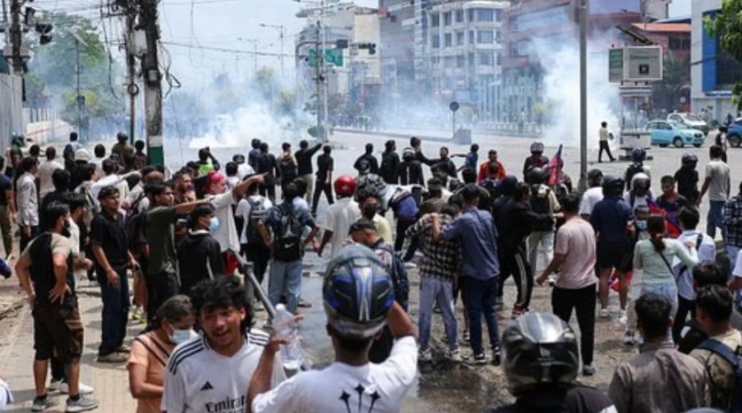 ਨੇਪਾਲ ''ਚ ਹਾਲਾਤ ਤਣਾਅਪੂਰਨ! ਸਾਬਕਾ PM ਓਲੀ ਸਮਰਥਕ ਤੇ ''ਜੈਨ-ਜ਼ੀ'' ਨੌਜਵਾਨ ਹੋਏ ਆਹਮੋ-ਸਾਹਮਣੇ