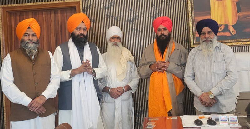 ਗੁਰਪੁਰਬ ਮੌਕੇ ਨਗਰ ਕੀਰਤਨ ''ਚ ਨਗਾਰੇ ਦੀ ਗੱਡੀ ਦੀ ਸੇਵਾ ਕਰਨ ''ਤੇ ਵਿਸ਼ੇਸ਼ ਸਨਮਾਨ