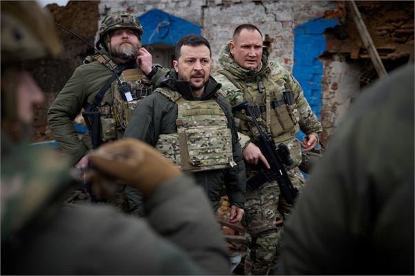 ukraine  s army chief visits city as zelensky faces corruption scandal